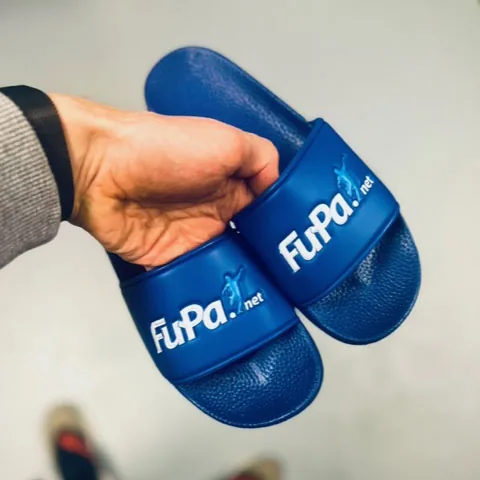 Individuelle Badelatschen für Vereine – Badeschlappen mit Logo in der Lasche