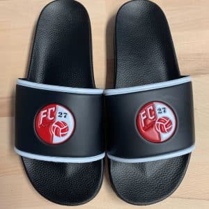 Personalisierte Badeschlatschen mit Vereinslogo